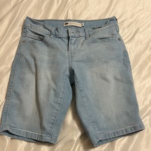 Women’s Levi’s bermuda shorts